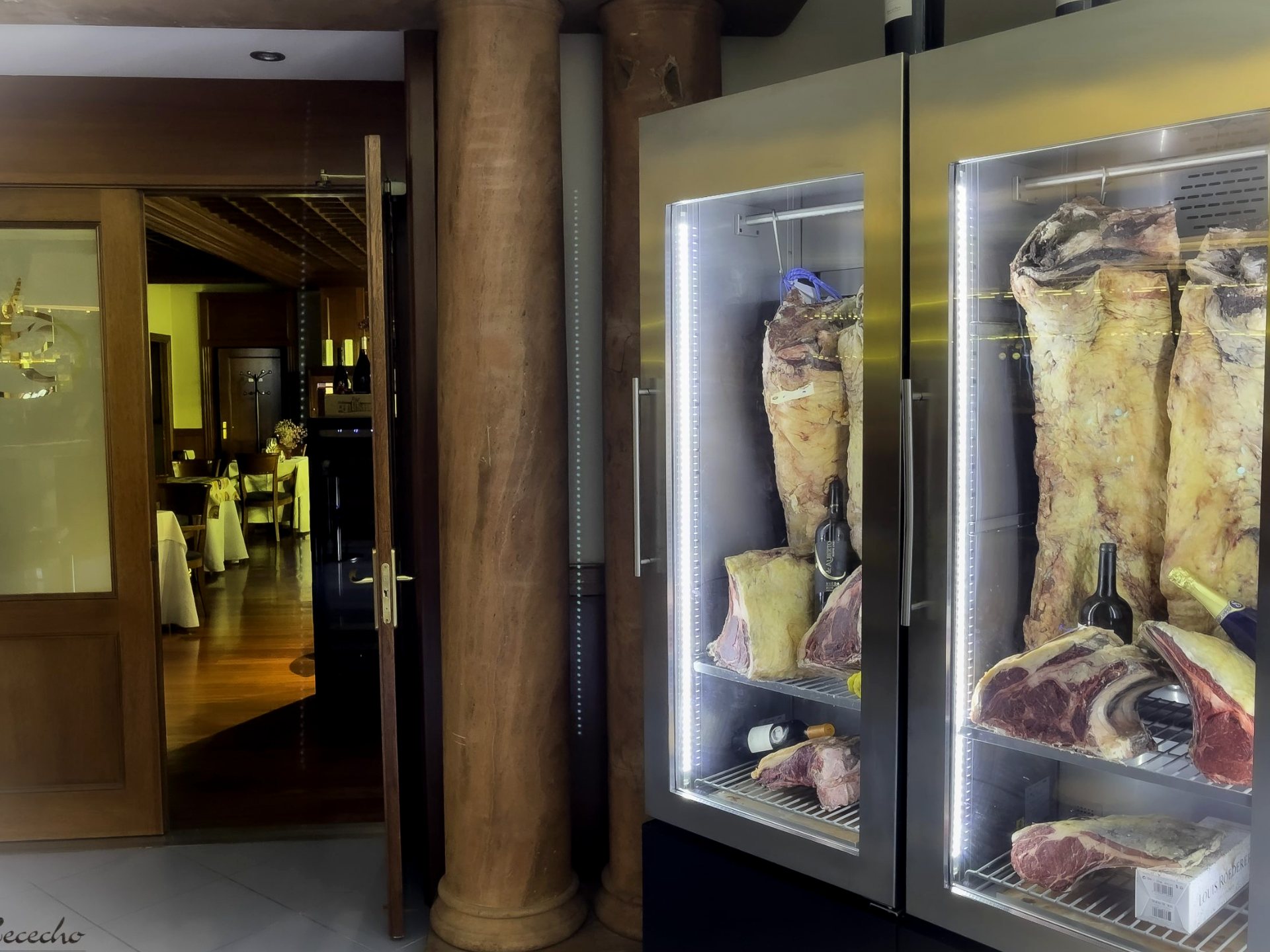 Cámara de maduración de carnes a la entrada del restaurante