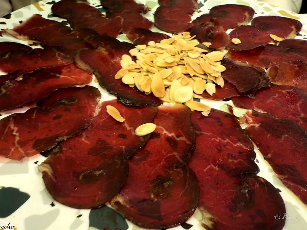 Cecina de León con almendras
