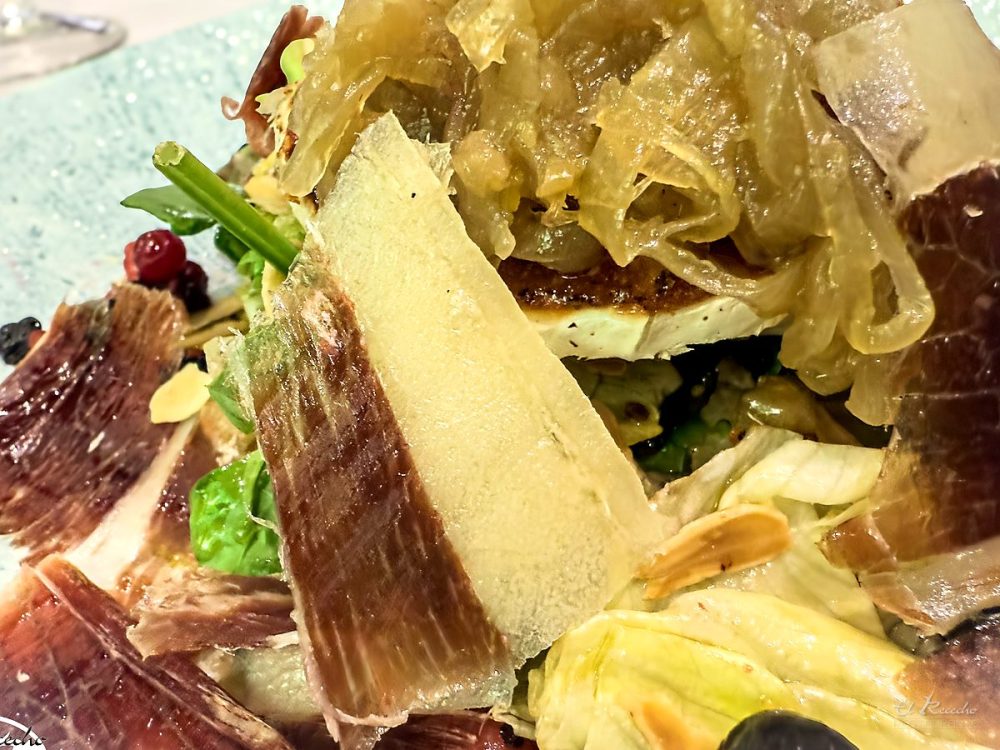 Ensalada de rulo de cabra con jamón