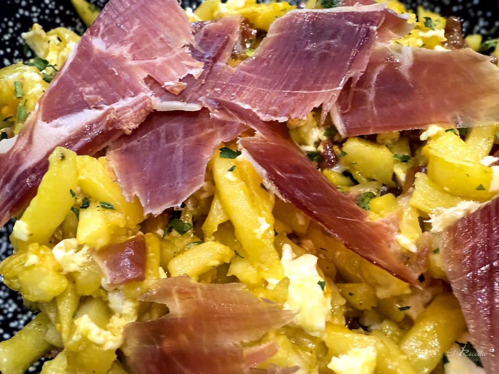 Huevos rotos con jamón