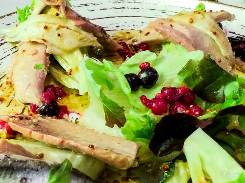 Ensalada de ventresca con frutos rojos