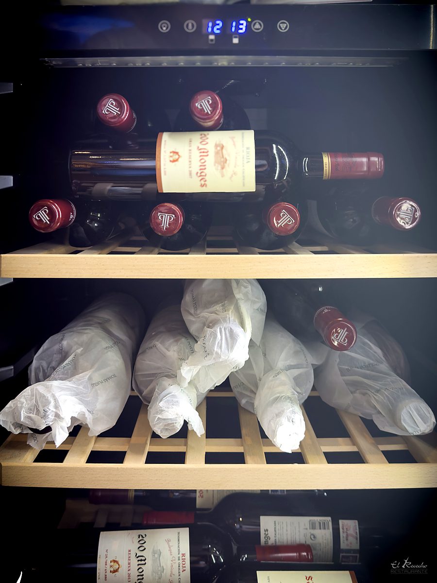 Vinoteca con vinos de la casa