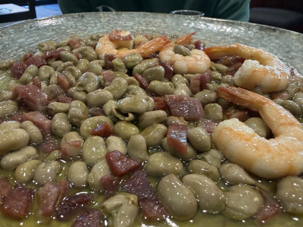 Habitas con jamón y langostinos