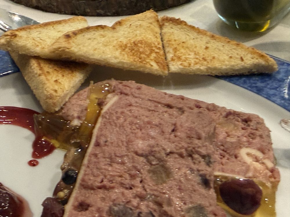 Paté casero con cebolla caramelizada y salsa de arándanos