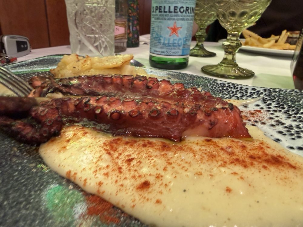Pulpo con puré de patata y pimentón