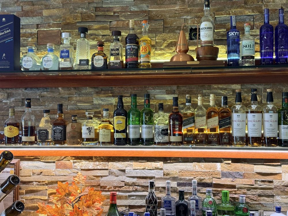 Estantes de la barra de El Rececho con whiskies, rones y ginebras