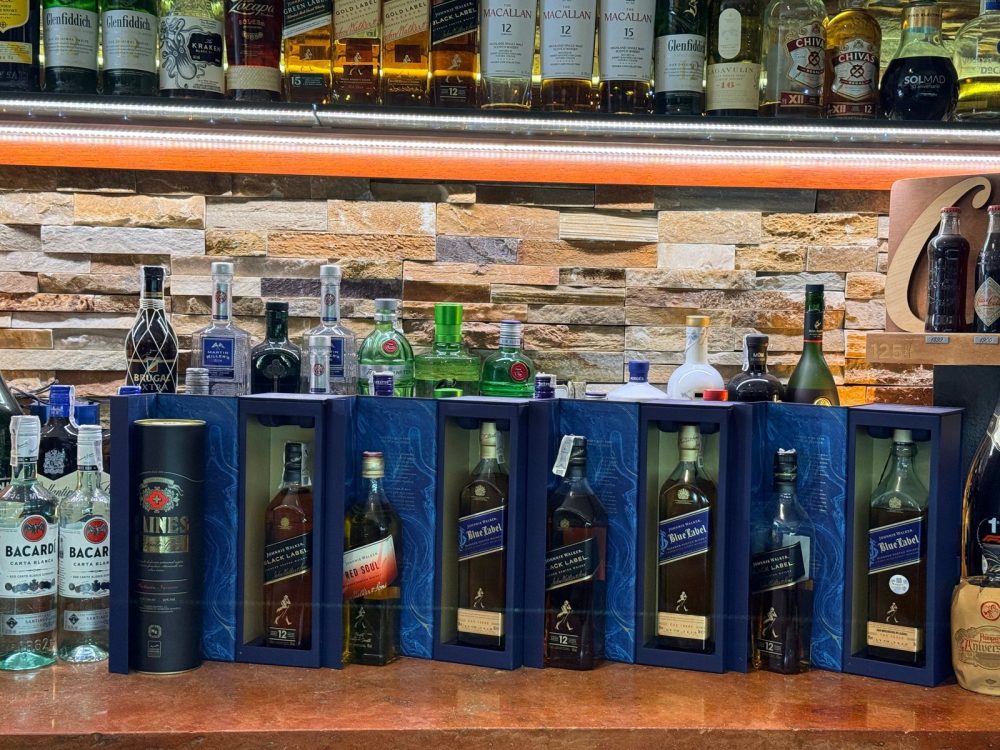 Colección de Johnnie Walker en sus cajas sobre la barra