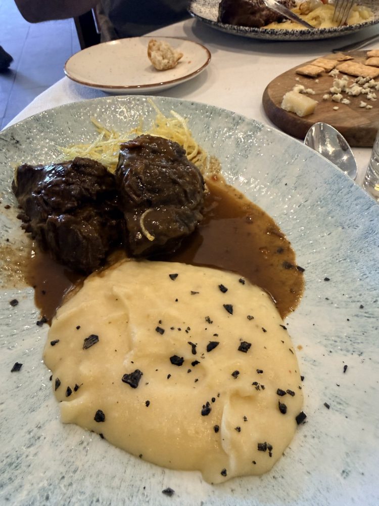 Carrillera estofada con puré de patata y sal negra