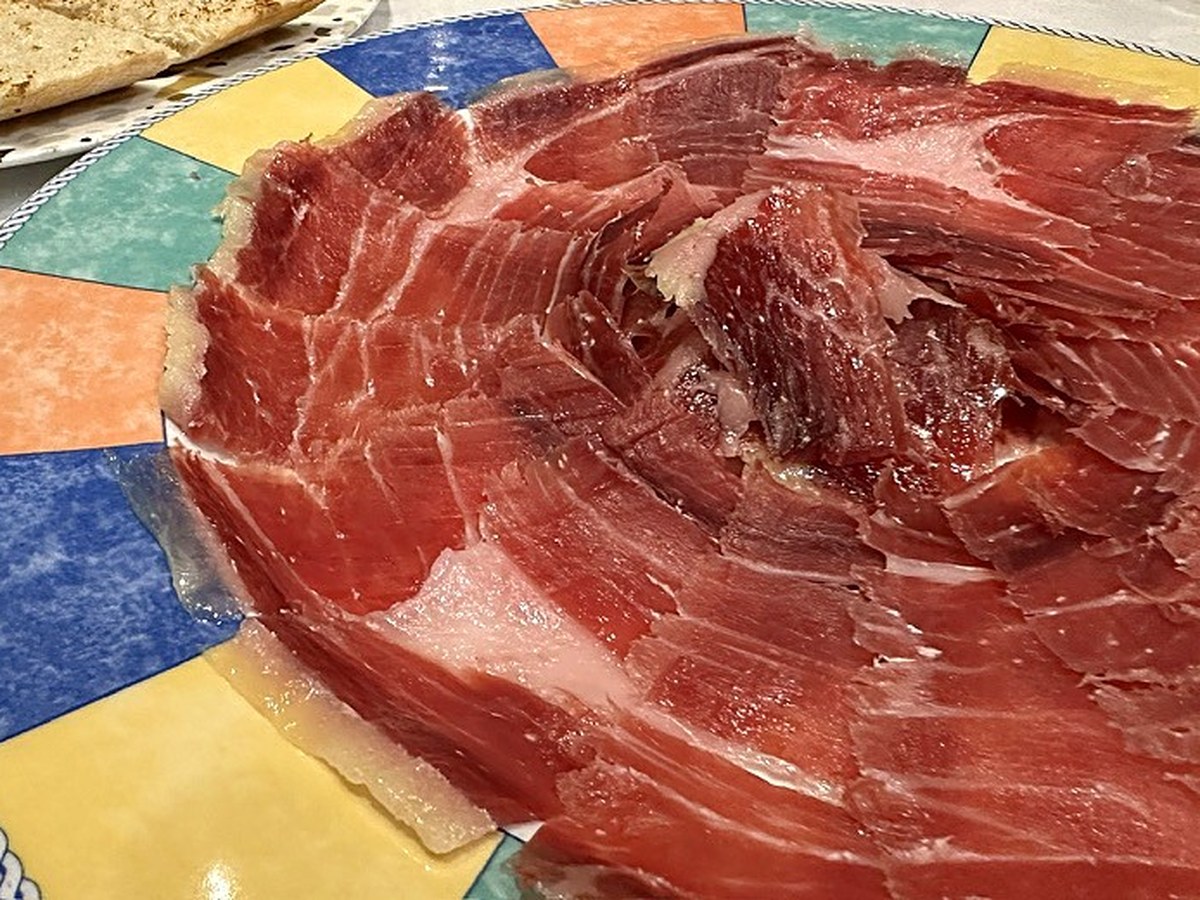 Plato de jamón ibérico de bellota de Jabugo con tostas y salmorejo