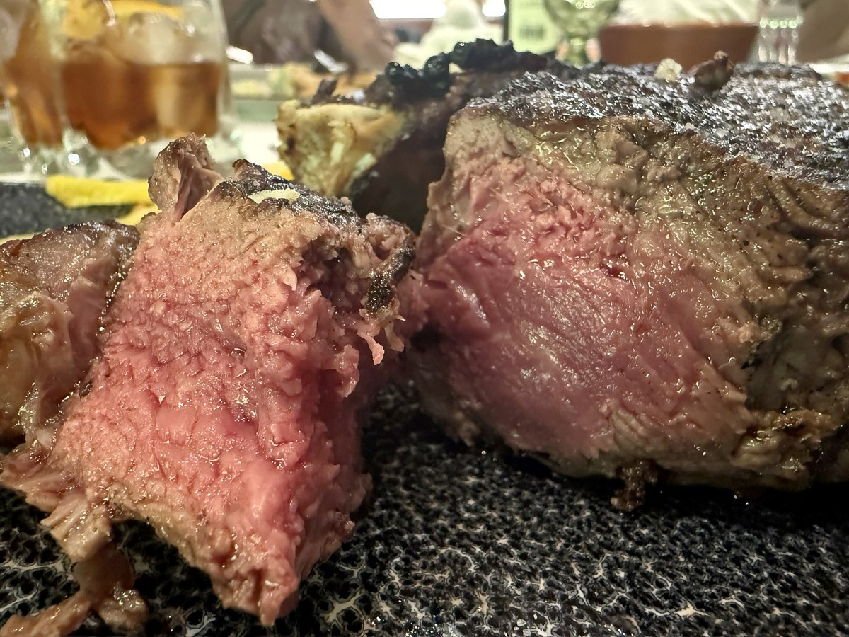 Lomo de vaca madurado a la parrilla, cortado para mostrar el punto de la carne