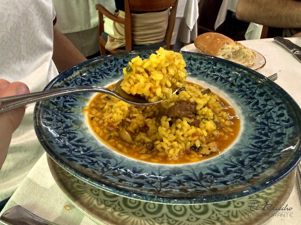 Arroz caldoso con carne servido en plato de cerámica azul en El Rececho