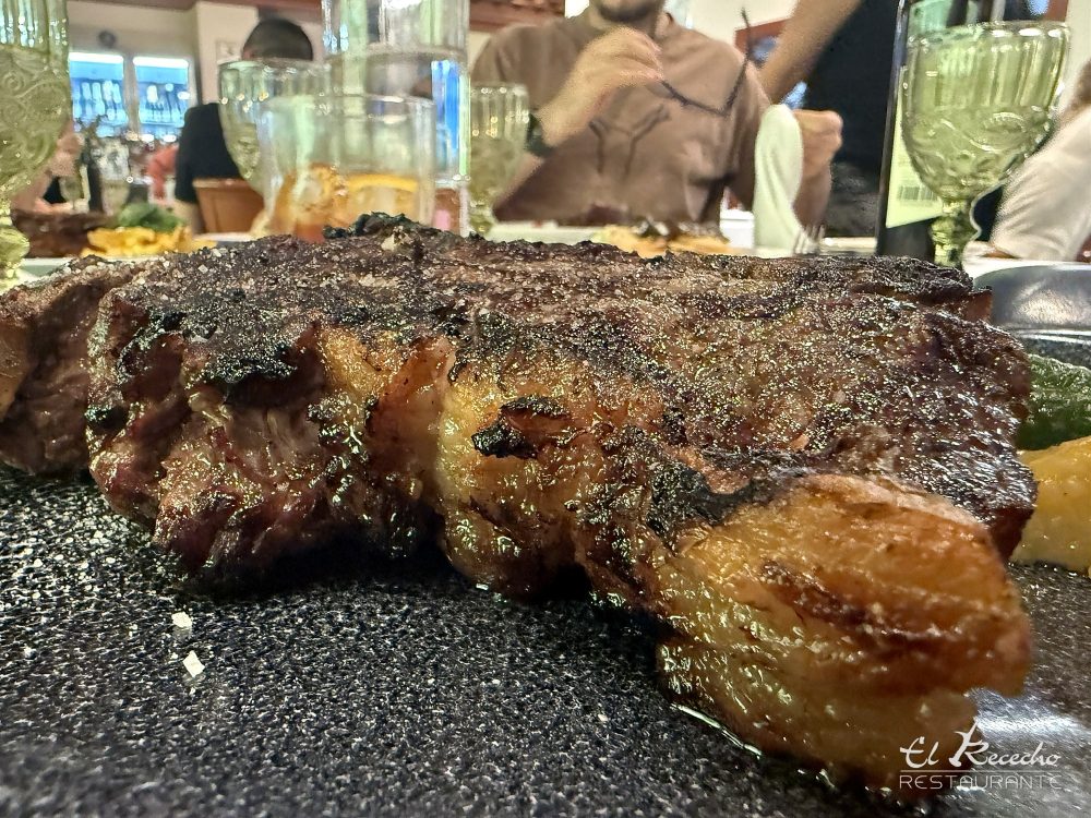 Chuletón madurado a la parrilla con sal en escamas, sobre piedra, en El Rececho