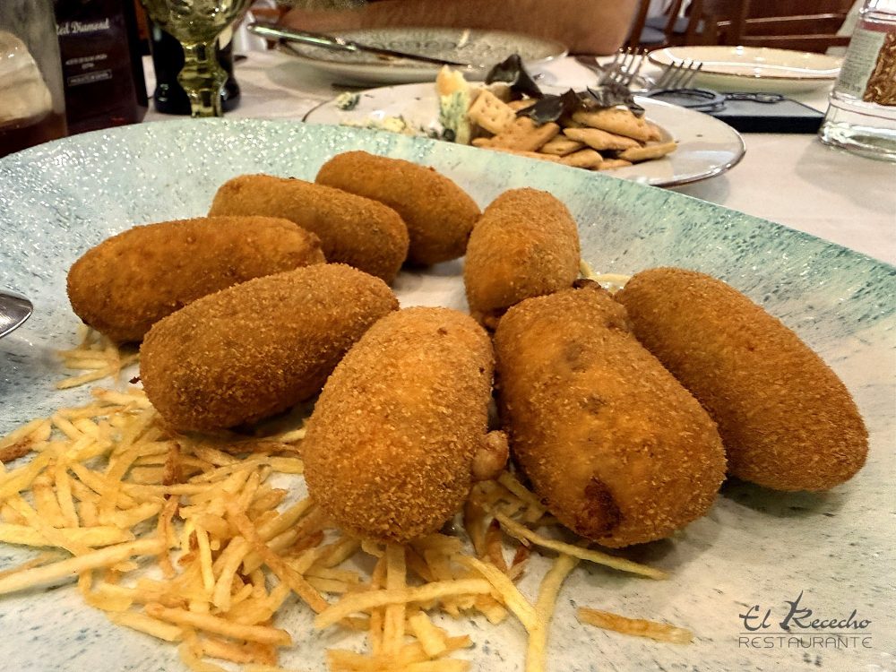 Croquetas caseras con patata paja en El Rececho
