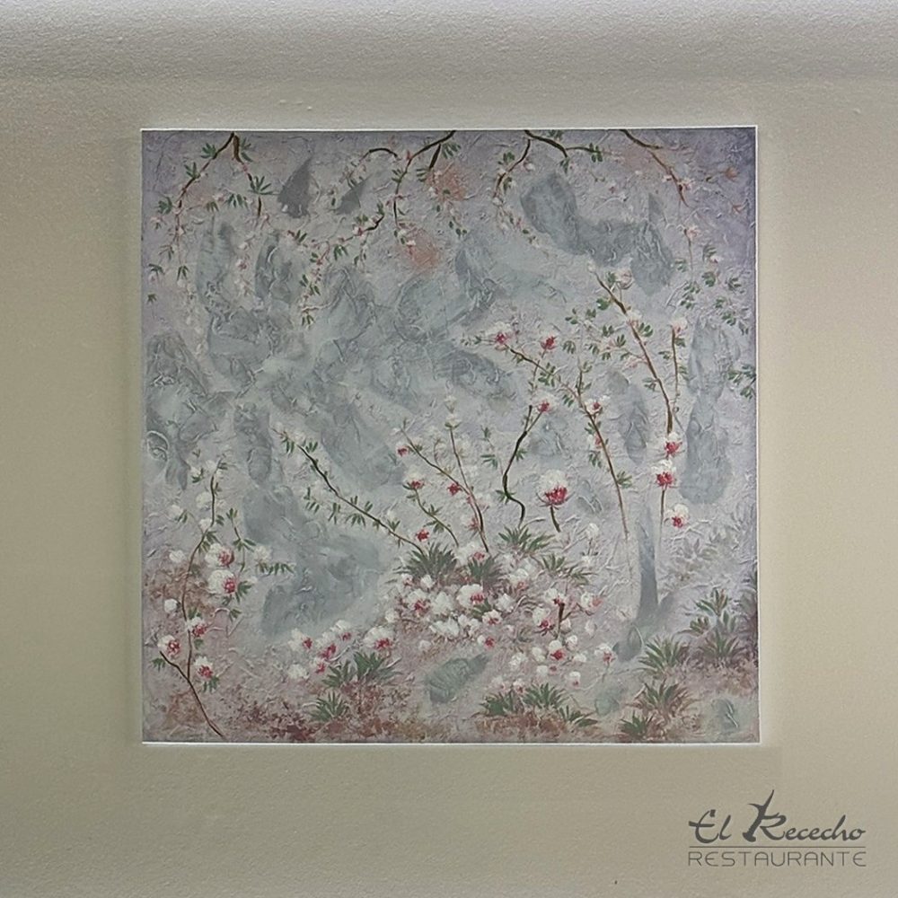 Cuadro de flores de almendro en la pared del salón de El Rececho