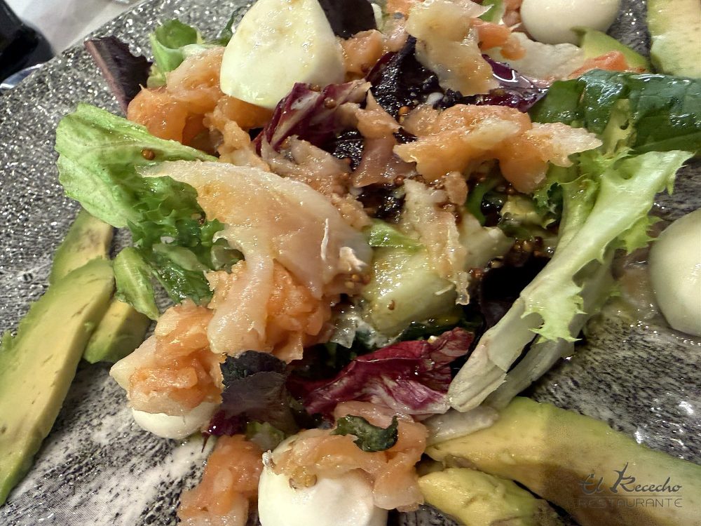 Ensalada de salmón y pescados ahumados con aguacate y mostaza en grano