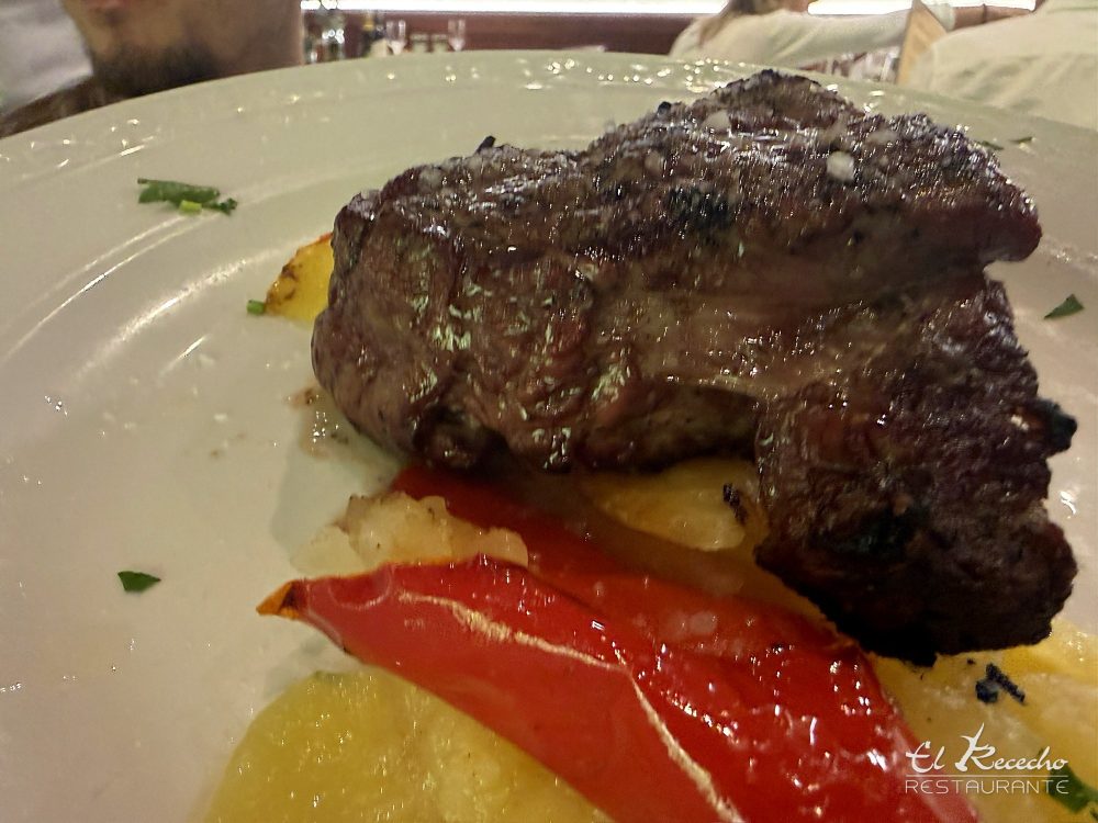 Solomillo a la parrilla con pimiento rojo y patatas en El Rececho