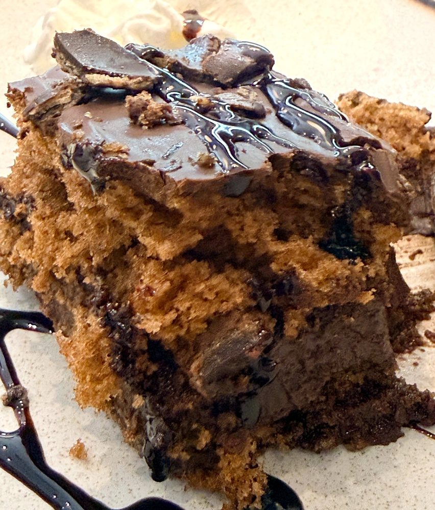 Pastel de chocolate casero con cobertura de chocolate
