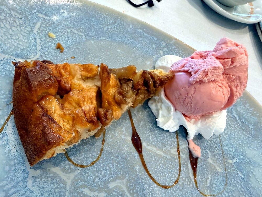 Tarta de manzana con nueces, nata y helado de fresa