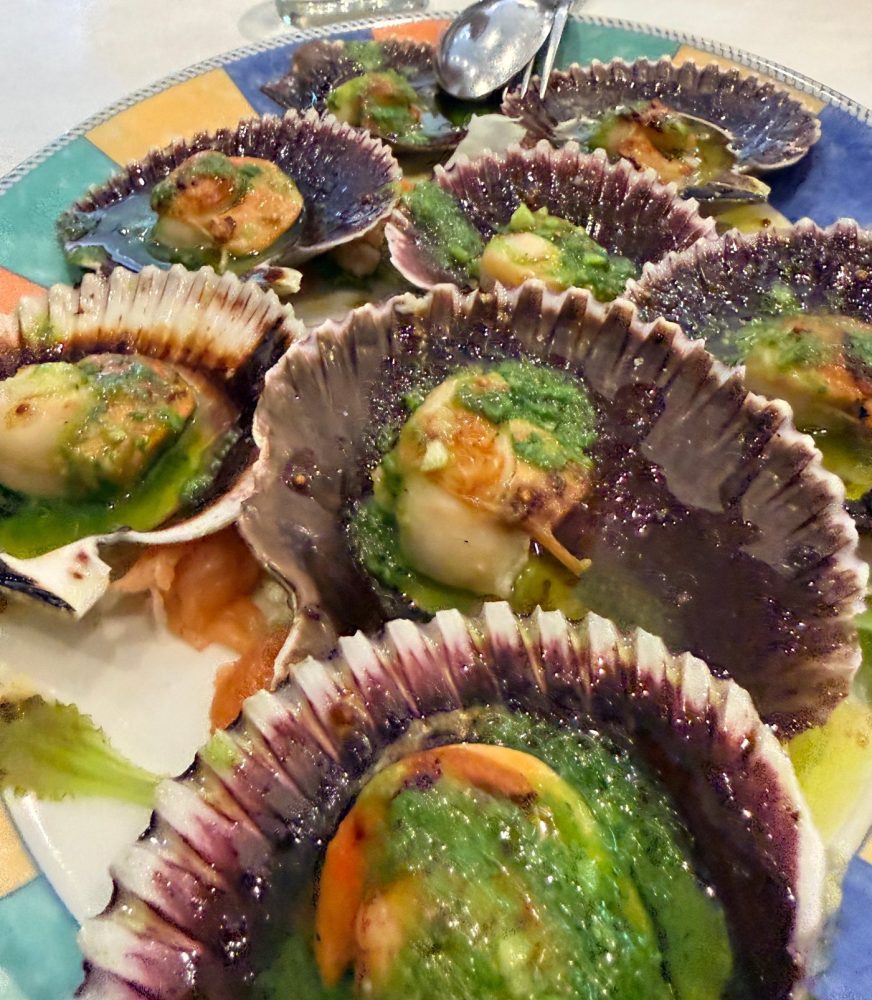 Zamburiñas a la plancha con salsa verde